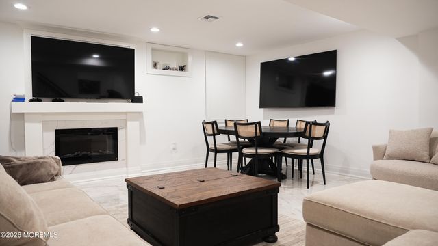 9 Wood Lake Court, North Brunswick, NJ 08902