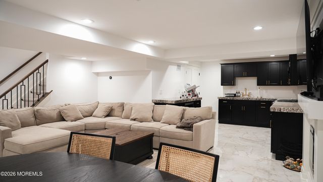 9 Wood Lake Court, North Brunswick, NJ 08902