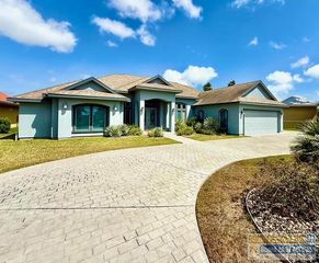 6 Country Club Dr., Laguna Vista, TX 78578