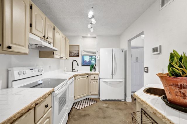 1232 S Military Trl 1913, Deerfield Beach, FL 33442