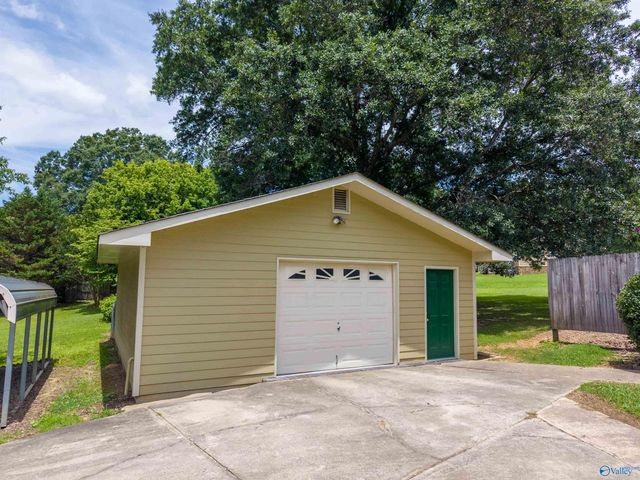 34 Weatherly Avenue, Albertville, AL 35950