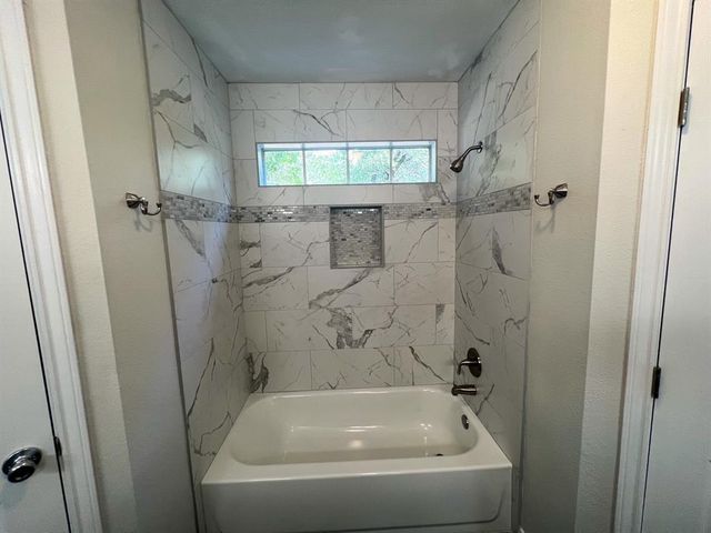 120 Rocky LN, Bastrop, TX 78602