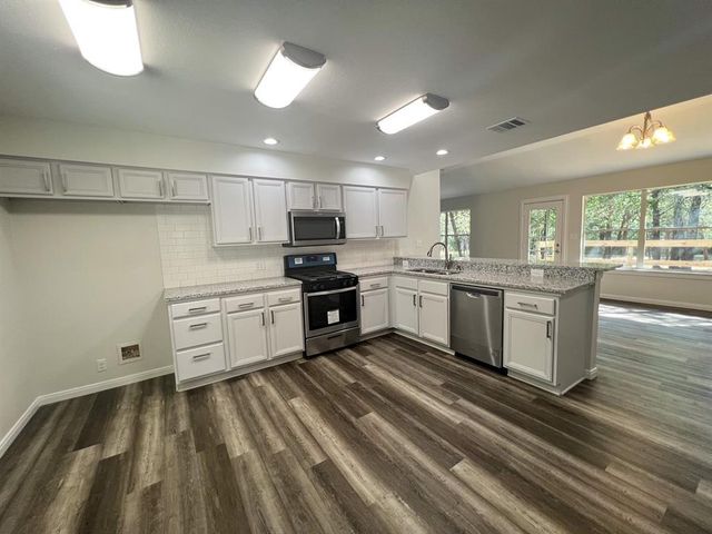120 Rocky LN, Bastrop, TX 78602