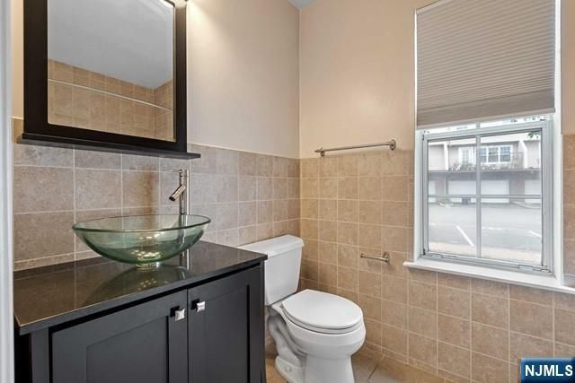 400 Crown Court 581, Edgewater, NJ 07020