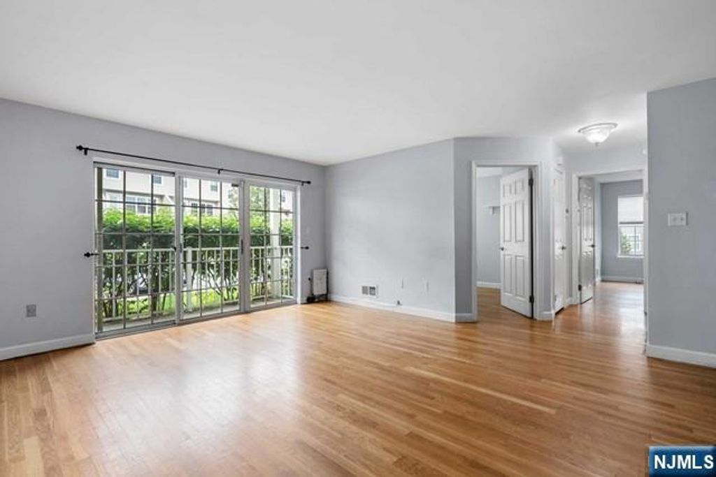 400 Crown Court 581, Edgewater, NJ 07020