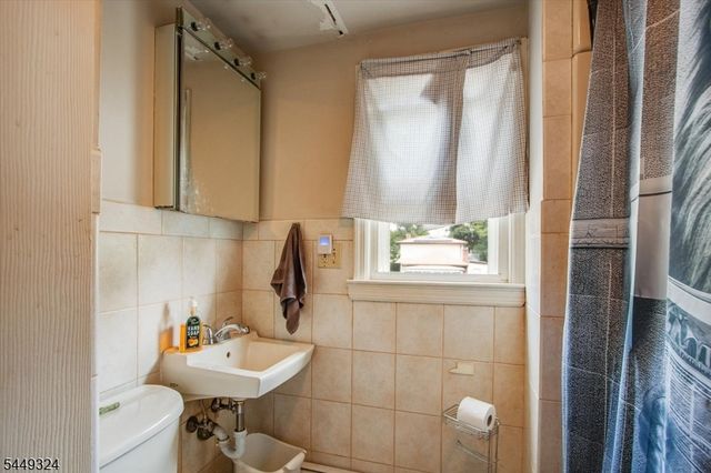 42 2nd St, Pequannock Twp., NJ 07440
