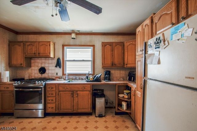 42 2nd St, Pequannock Twp., NJ 07440