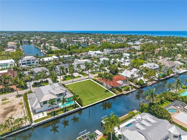 555 17th AVE S, Naples, FL 34102