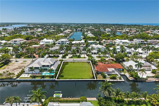 555 17th AVE S, Naples, FL 34102