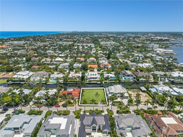 555 17th AVE S, Naples, FL 34102