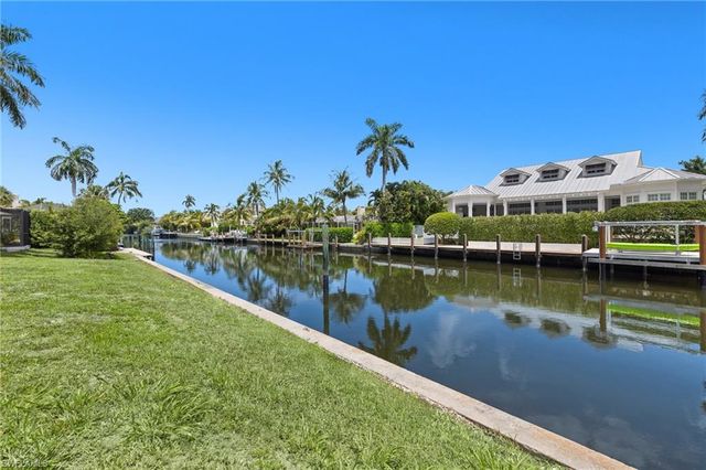 555 17th AVE S, Naples, FL 34102