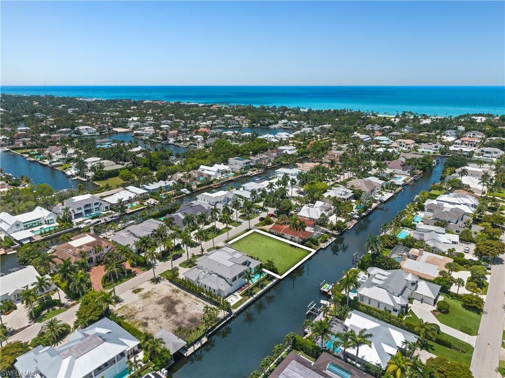 555 17th AVE S, Naples, FL 34102