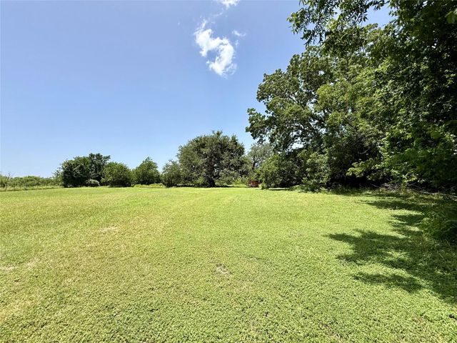 1629 Pecos ST, Lockhart, TX 78644