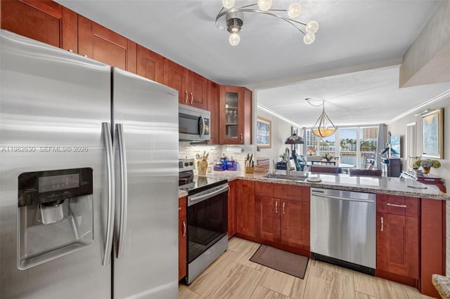 121 Golden Isles Dr 205, Hallandale Beach, FL 33009