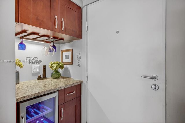 121 Golden Isles Dr 205, Hallandale Beach, FL 33009