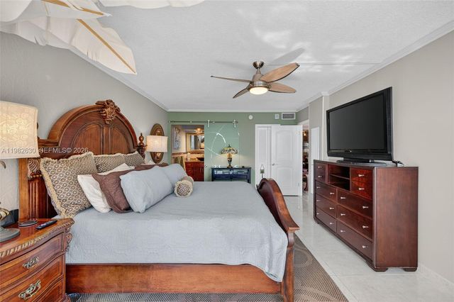 121 Golden Isles Dr 205, Hallandale Beach, FL 33009