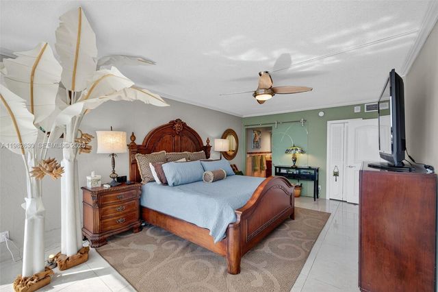 121 Golden Isles Dr 205, Hallandale Beach, FL 33009