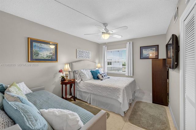 121 Golden Isles Dr 205, Hallandale Beach, FL 33009