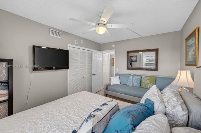 121 Golden Isles Dr 205, Hallandale Beach, FL 33009