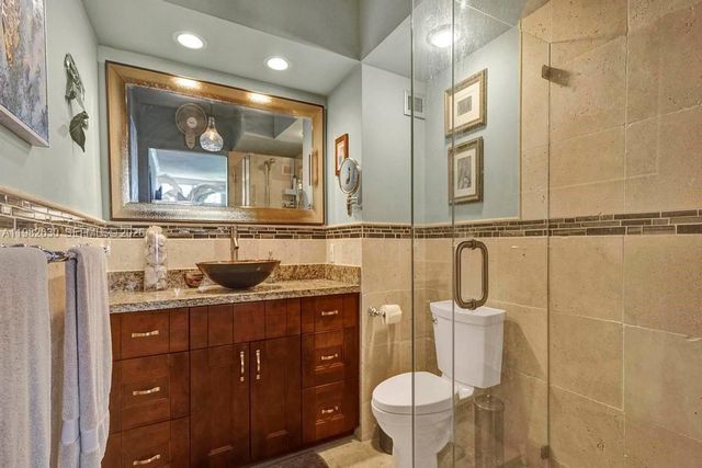 121 Golden Isles Dr 205, Hallandale Beach, FL 33009