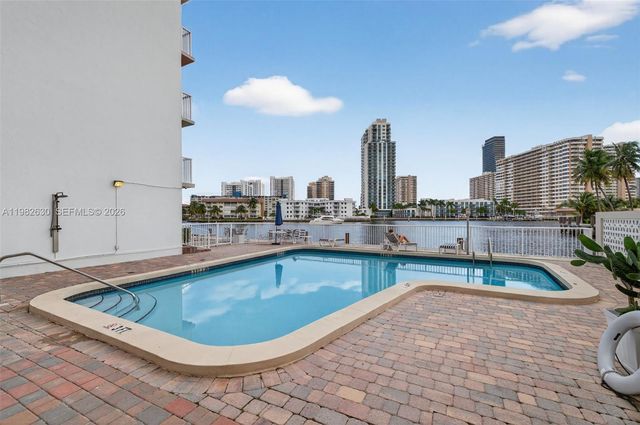 121 Golden Isles Dr 205, Hallandale Beach, FL 33009