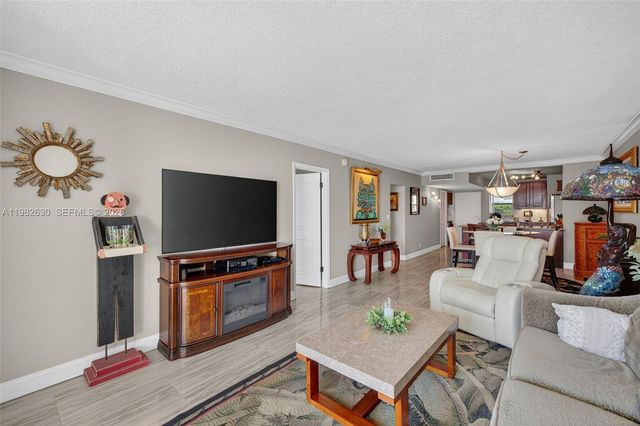 121 Golden Isles Dr 205, Hallandale Beach, FL 33009