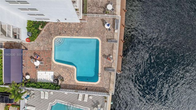 121 Golden Isles Dr 205, Hallandale Beach, FL 33009