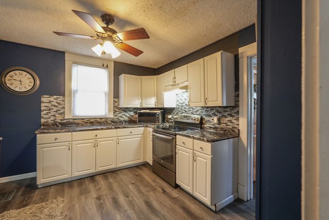 2214 Grand Avenue, Davenport, IA 52803