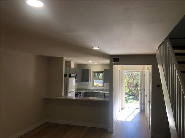 5330 Balcones DR A, Austin, TX 78731