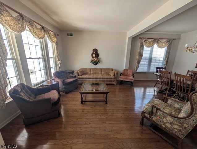 6 Weybourne Ln, White Twp., NJ 07823