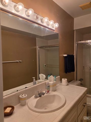 5900 Kirkside Drive E, Bakersfield, CA 93309