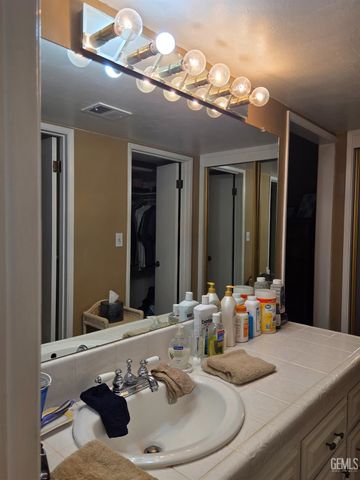 5900 Kirkside Drive E, Bakersfield, CA 93309