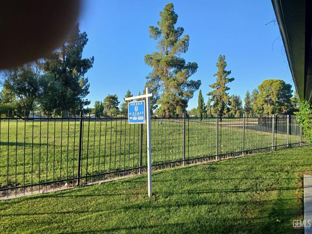 5900 Kirkside Drive E, Bakersfield, CA 93309