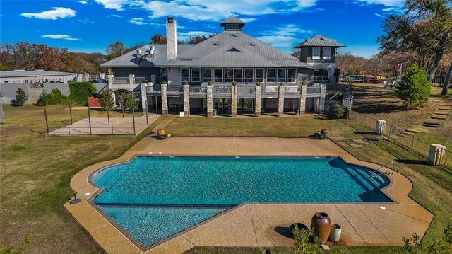 241 Hide A Way Drive, Mabank, TX 75156