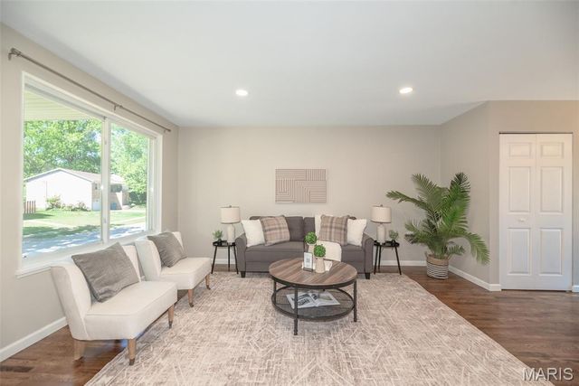 9041 Lemona Drive, St Louis, MO 63123