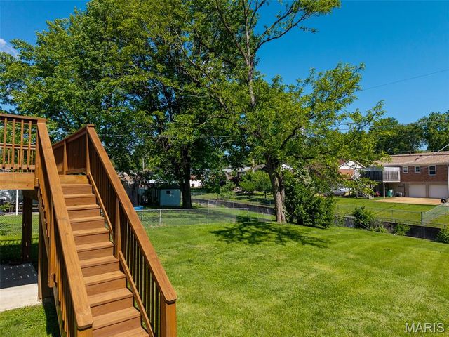 9041 Lemona Drive, St Louis, MO 63123