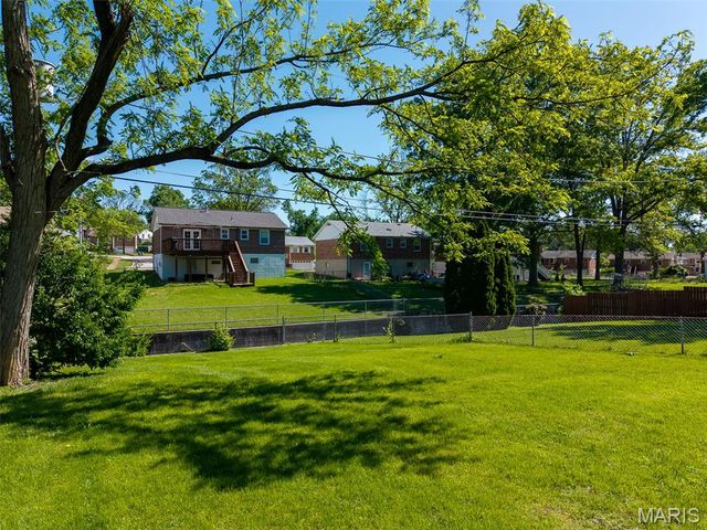 9041 Lemona Drive, St Louis, MO 63123