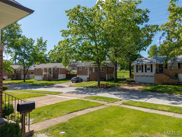 9041 Lemona Drive, St Louis, MO 63123