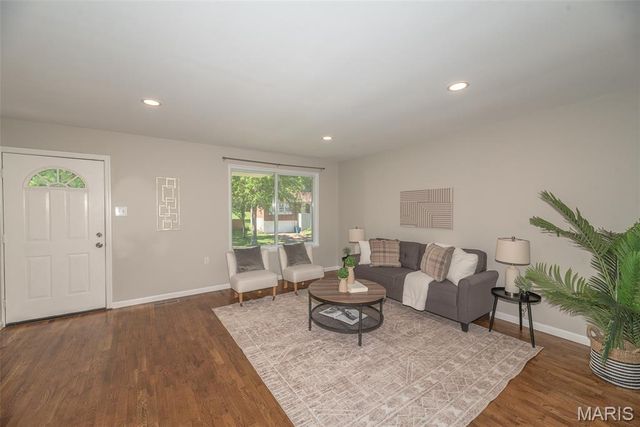 9041 Lemona Drive, St Louis, MO 63123