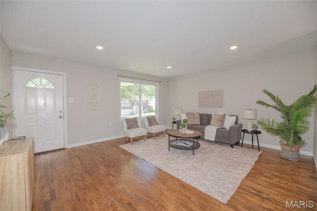 9041 Lemona Drive, St Louis, MO 63123
