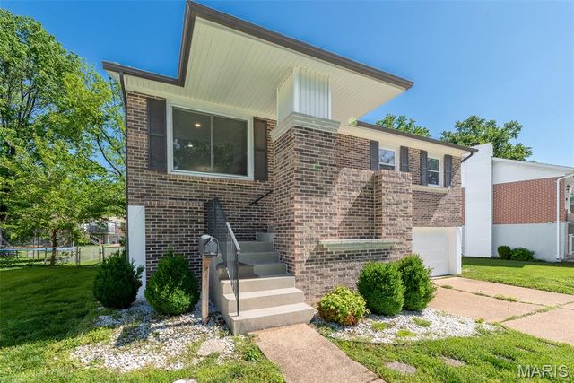 9041 Lemona Drive, St Louis, MO 63123