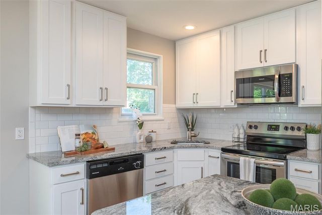 9041 Lemona Drive, St Louis, MO 63123