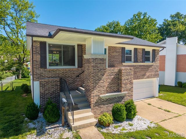 9041 Lemona Drive, St Louis, MO 63123
