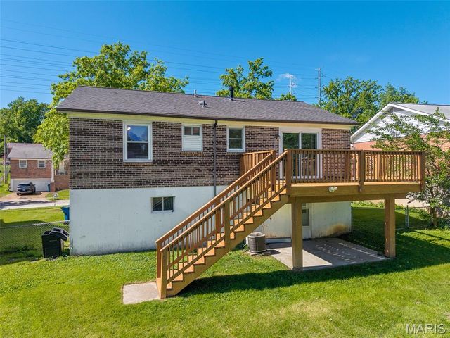 9041 Lemona Drive, St Louis, MO 63123