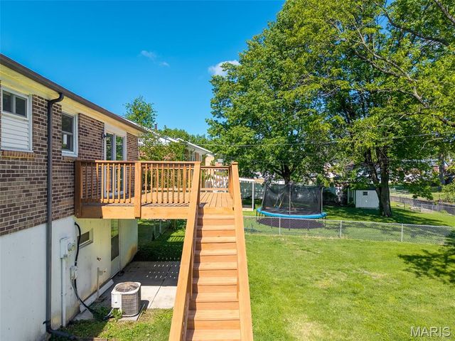 9041 Lemona Drive, St Louis, MO 63123