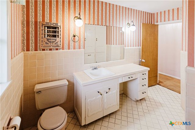 1209 Moss Lane, Cuero, TX 77954