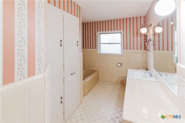 1209 Moss Lane, Cuero, TX 77954