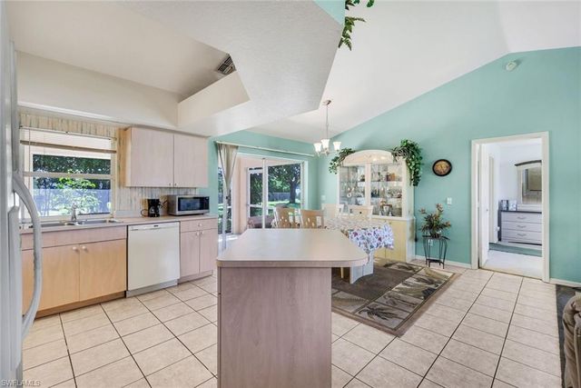 1015 SE 4th PL, Cape Coral, FL 33990