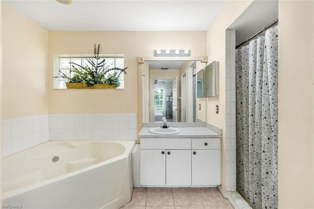 1015 SE 4th PL, Cape Coral, FL 33990