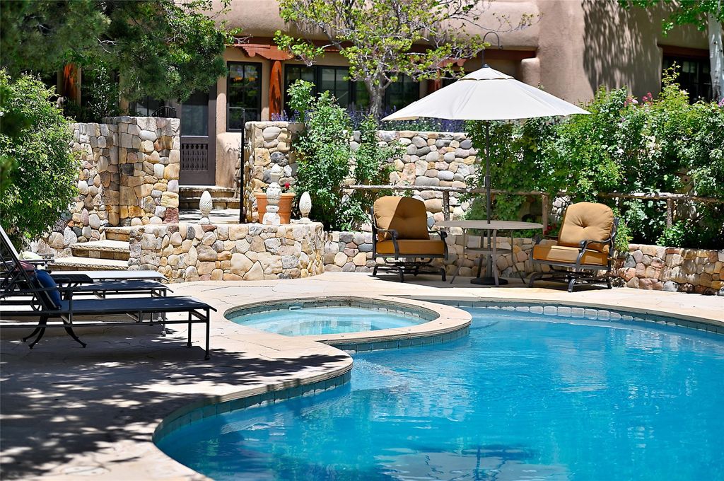 196 Circle Drive, Santa Fe, NM 87501